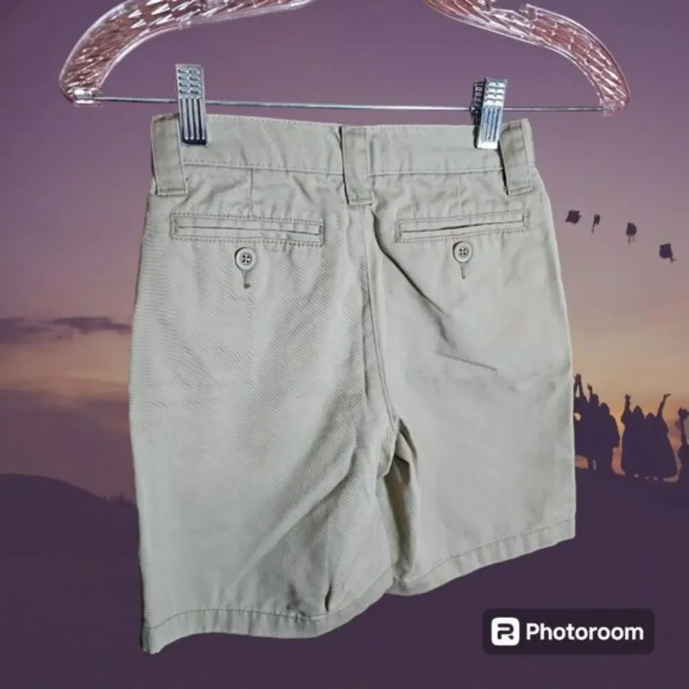 Old Navy Plain Front Khaki Shorts‎ Size 5